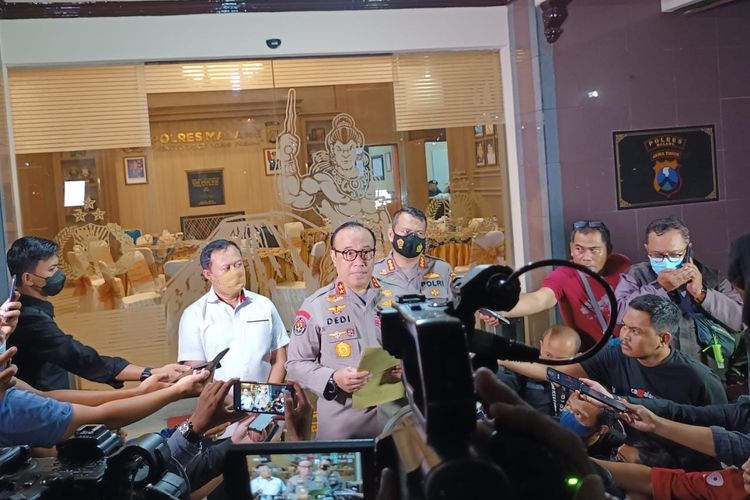 Kadiv Humas Polri, Irjen Dedi Prasetyo saat konferensi pers di Mapolres Malang, Senin (03/10/2022).