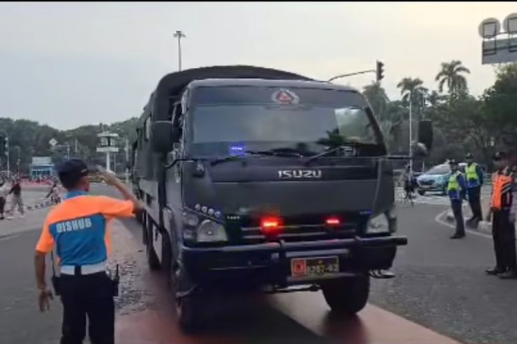 Tangkapan layar dua unit truk Yonif 203/AK milik TNI AD diduga melintasi kawasan Patung Arjuna Wijaya atau Patung Kuda, Jakarta Pusat, saat kegiatan car free day (CFD) sedang berlangsung, Minggu (12/5/2024) pagi.