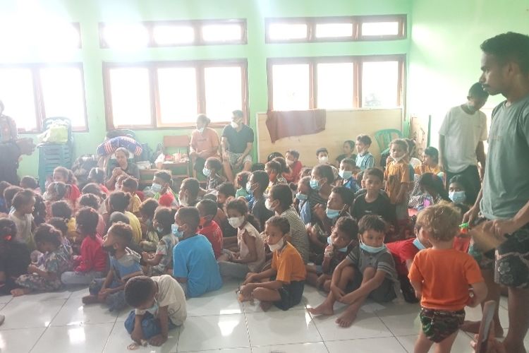 Para siswa korban erupsi Lewotobi Laki-laki berada di posko pengungsian di SMP Negeri 1 Wulanggitang