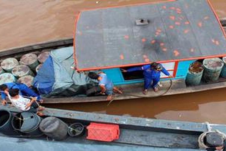 Direktorat Polisi Perairan Kepolisian Daerah Kalimantan Barat menangkap sebuah kapal bermuatan 5,6 ton solar ilegal di Batu Ampar, Sungai Kapuas, Kabupaten Kubu Raya, Kalimantan Barat, Selasa (28/5/2013). Menjelang kenaikan harga bahan bakar minyak bersubsidi, polisi mengintensifkan patroli untuk mengantisipasi penimbunan.
