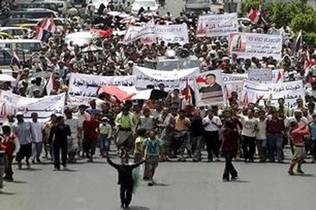 Demonstrasi antipererintah Yaman di kota Taiz, Yaman, Senin (20/6/2011).