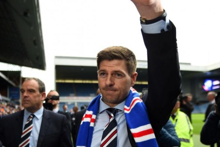 Steven Gerrard disambut ribuan suporter saat diperkenalkan sebagai pelatih Rangers FC di Stadion Ibrox, Glasgow, 4 Mei 2018.
