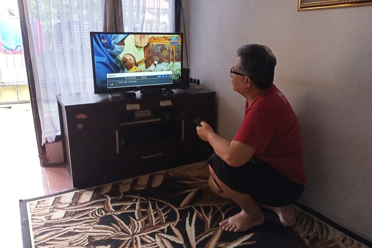 Warga Kecamatan Cilengkrang, Kabupaten Bandung, Jawa Barat mengungkapkan keluh kesahnya terkait siaran TV analog yang dimatikan pemerintah hingga kualitas Set Top Box (STB) subsidi yang kualitasnya rendah.