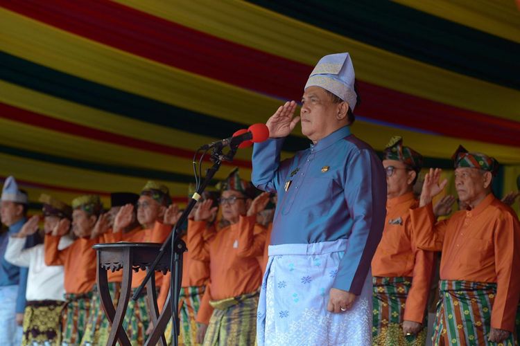 Penjabat (Pj) Gubernur Riau SF Hariyanto dalam upacara HUT ke-67 Provinsi Riau di Halaman Kantor Gubernur, Jumat (9/8/2024). Dalam upacara ini, ia bertindak sebagai inspektur upacara.