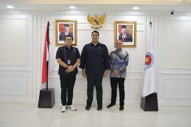 Kepala Dinas Pemuda dan Olahraga (Kadispora) Provinsi Jatim M Ali Kuncoro saat bertemu Menteri Pemuda dan Olahraga Republik Indonesia Dito Ariotedjo di ruang rapat lantai 10 Kemenpora Jakarta, Jumat (7/7/2023) sore.