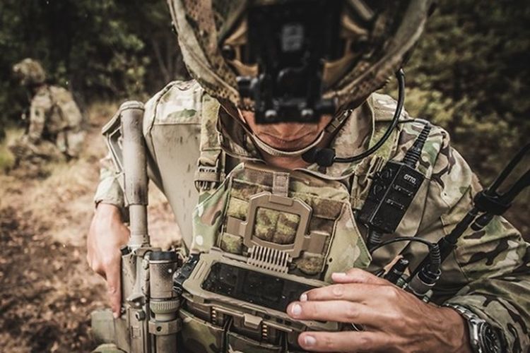Ilustrasi anggota militer yang sedang menggunakan salah satu perangkat dari Samsung edisi Tactical