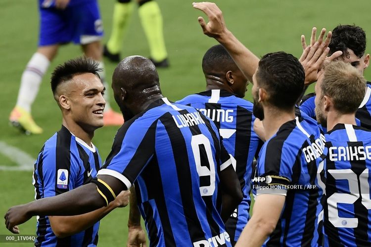 Lautaro Martinez (kiri) dan Romelu Lukaku (kiri-kedua) saat merayakan gol bersama rekan satu timnya pada laga Inter Milan vs Sampdoria di Stadion Giuseppe Meazza dalam lanjutan pekan ke-26 Serie A, kasta teratas Liga Italia, Minggu 21 Juni 2020.