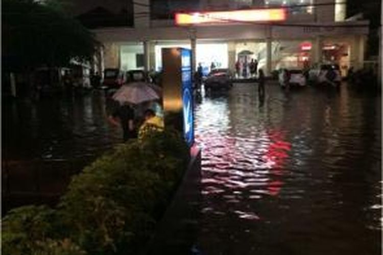 Jalan di depan Kem Chicks Kemang, Jakarta Selatan, Minggu (12/1/2014) tidak bisa dilintasi karena banjir.