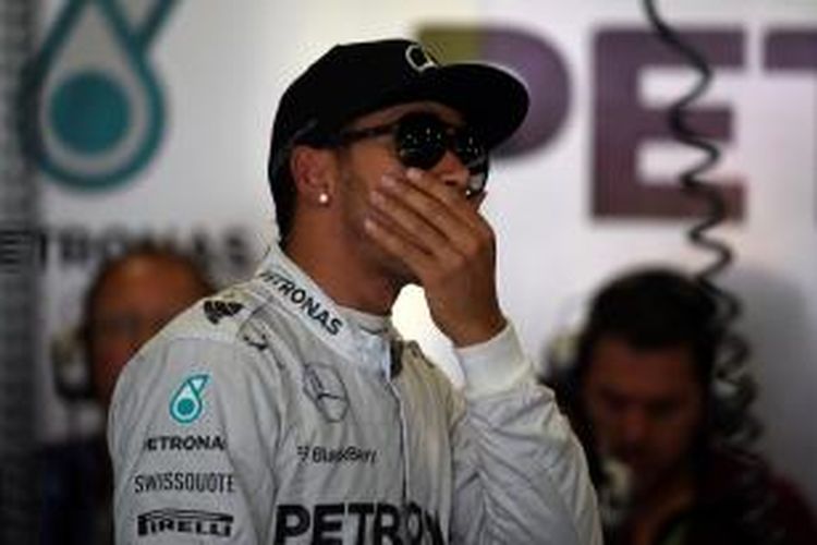 Pebalap Mercedes asal Inggris, Lewis Hamilton, menunggu di paddock pada sesi latihan ketiga GP Spanyol di Sirkuit Catalunya, Sabtu (10/5/2014).