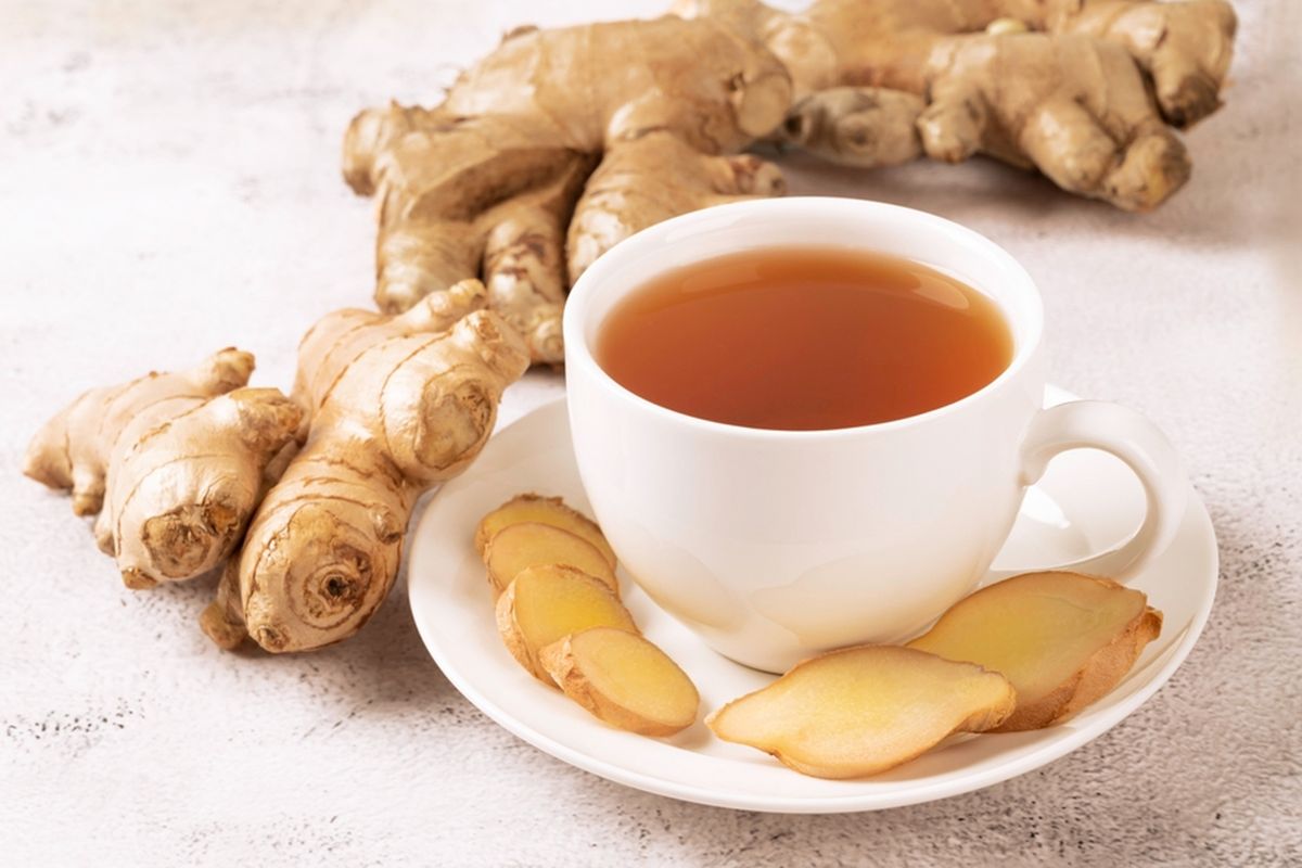 Minum wedang jahe di pagi hari menawarkan banyak manfaat, seperti mencegah kembung, mengontrol berat badan, serta meningkatkan mood.