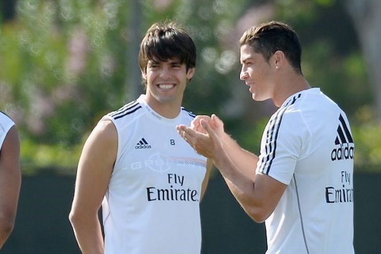 Kaka dan Cristiano Ronaldo tampak berbincang pada sela-sela latihan Real Madrid di Los Angeles, 2 Agustus 2013. 