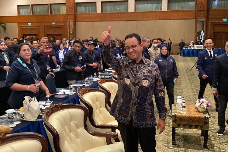 Anies Baswedan mengacungkan jempol di hadapan kader Partai Nasdem saat menghadiri acara perayaan Hari Ulang Tahun Nasdem ke-11 di JCC, Senayan, Jakarta Pusat, Kamis (10/11/2022). 