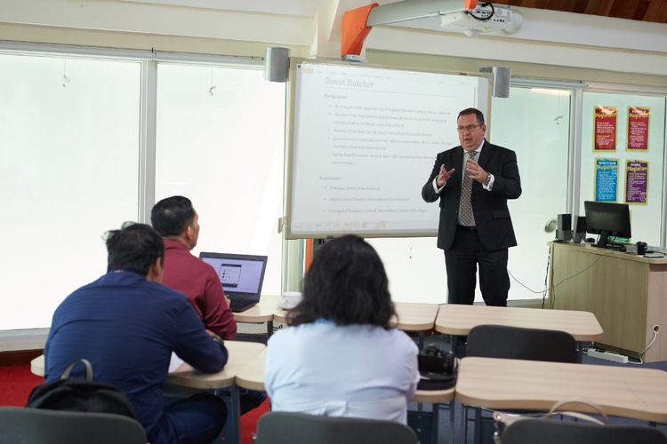 David Butcher Kepala Sekolah British School Jakarta saat memperkenalkan 2 program edukasi terbaru IB MYP dan IBCP kepada media di BSJ Bintaro Jaya, Tangerang Selatan (29/3/2019).