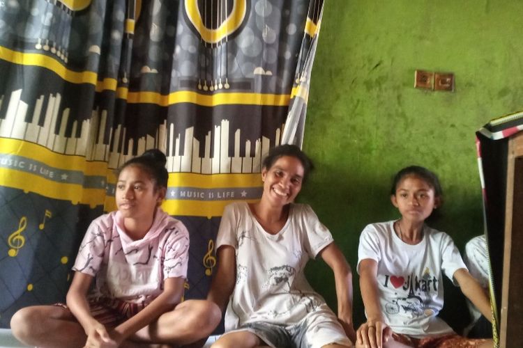 Foto: Katarina Kewa Kolin (41) (tengah) bersama kedua putrinya saat ditemui Kompas.com dirumahnya di Kelurahan Pohon Bao, Flores Timur, Kamis (14/7/2022).
