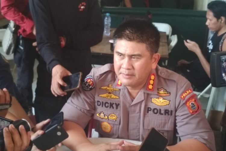 Kabid Humas Polda Sulsel Kombes Pol Dicky Soendani saat diwawancara perihal penetapan tersangka politisi Partai Golkar Sulsel di Jalan Bhayangkara Makassar, Jumat (8/11/2019).