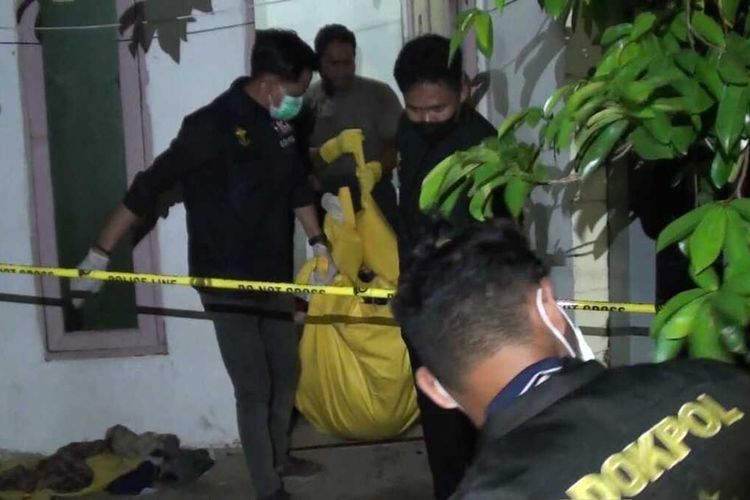 Tim Inafis dan Biddokkes Polda Sulsel menggelar olah tempat kejadian perkara (TKP) dan mengevakuasi jasad seorang wanita yang ditemukan tewas di kamar kontrakan. Kabupaten Gowa, Sulawesi Selatan, Kamis, (29/2/2024).