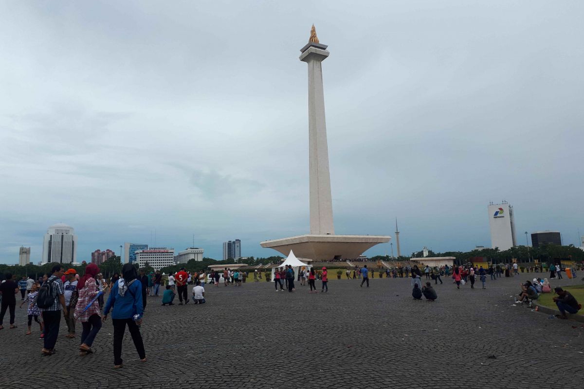 Kawasan Monas dipadati pengunjung saat libur tahun baru, Selasa (1/1/2018).