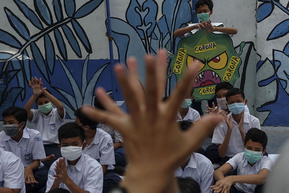 Siswa sekolah inklusi Lazuardi Kamila GIS Solo mempraktikan cara mencuci tangan yang benar saat aksi peduli hidup bersih di halaman sekolah setempat, Solo, Jawa Tengah, Selasa (3/3/2020). Aksi tersebut diisi dengan sosialisasi tentang virus corona dan ajakan hidup sehat dengan mencuci tangan.