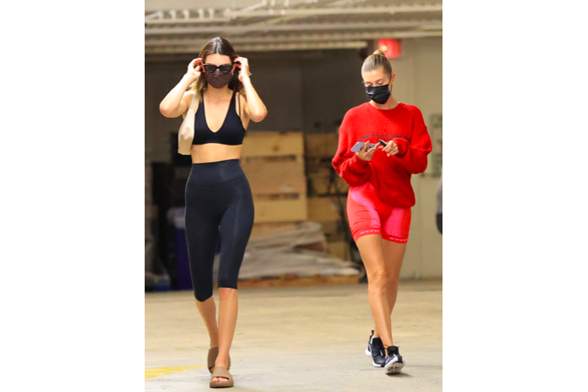 Gaya kasual supermodel Kendall Jenner dan Hailey Bieber saat berbelanja bahan makanan bersama.