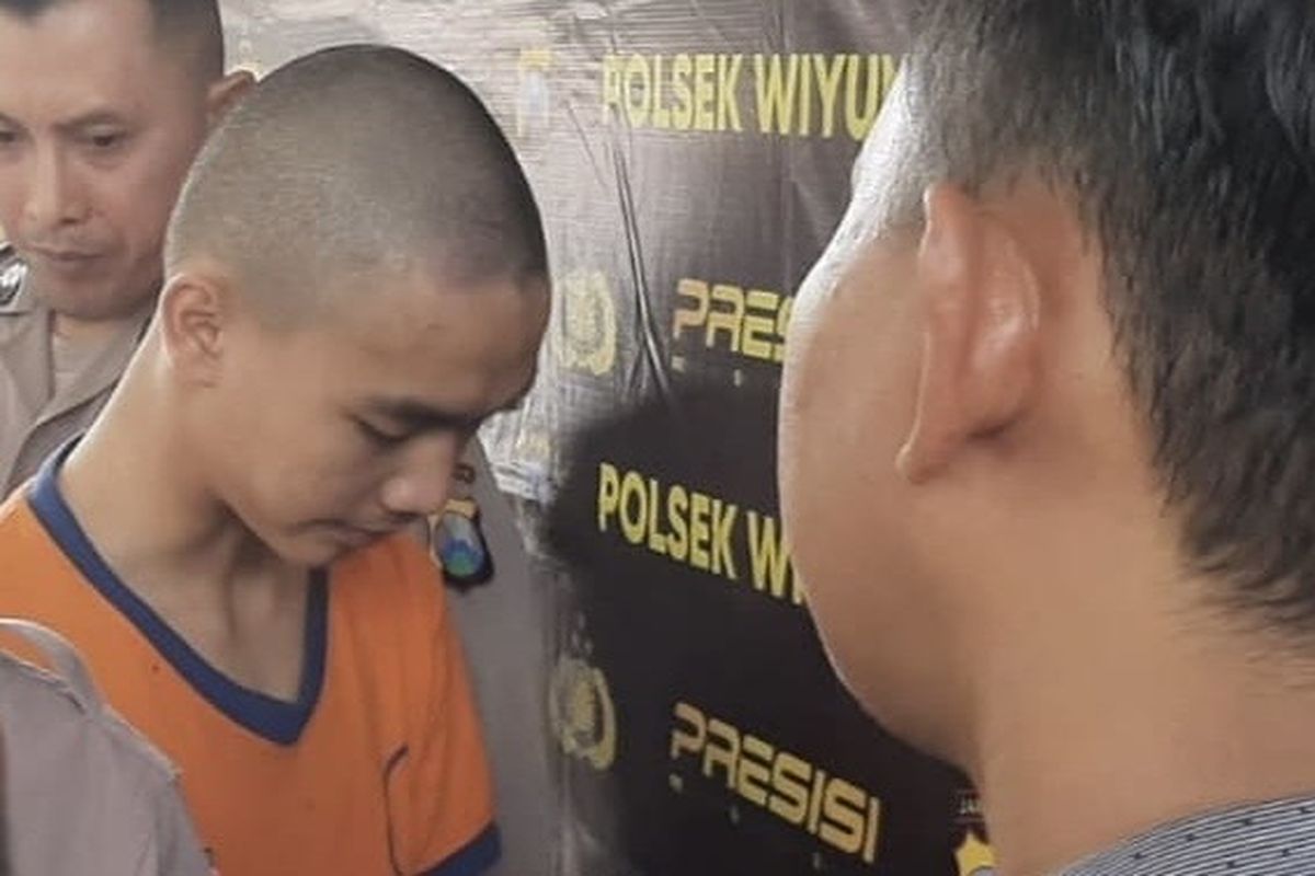 Seorang pemuda di Surabaya yang berstatus tersangka mengaku Intel Polda Jatim dan menipu 10 perempuan. Penampilan pemuda 19 tahun tersebut pada Jumat (1/11/2024).