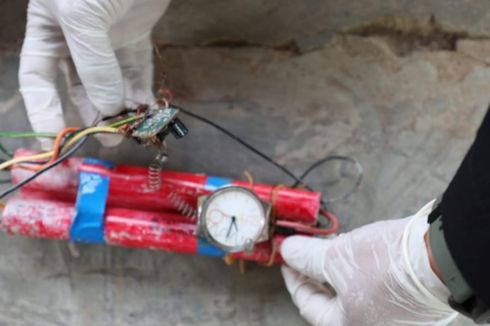 Geger Benda Mirip Bom TNT Ditemukan di Tengah Jalan
