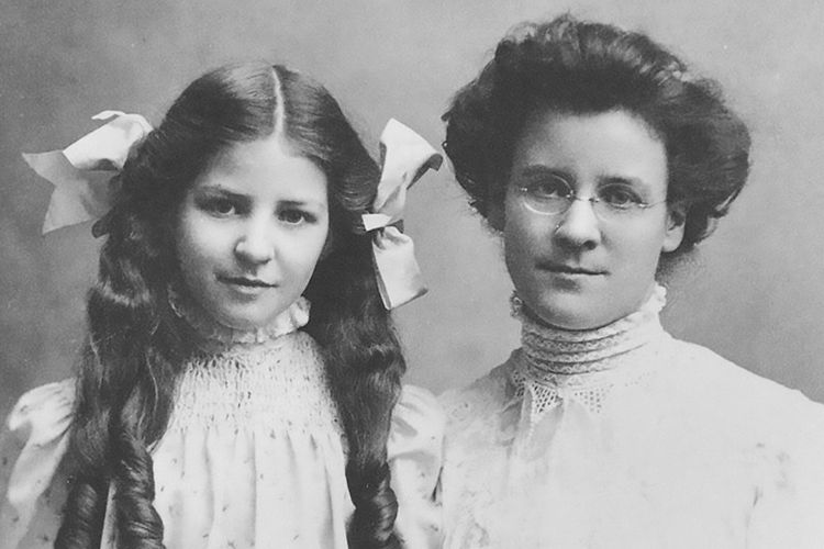 Isabel Briggs Myers (kiri) and ibunya, Katharine Cook Briggs (kanan). 