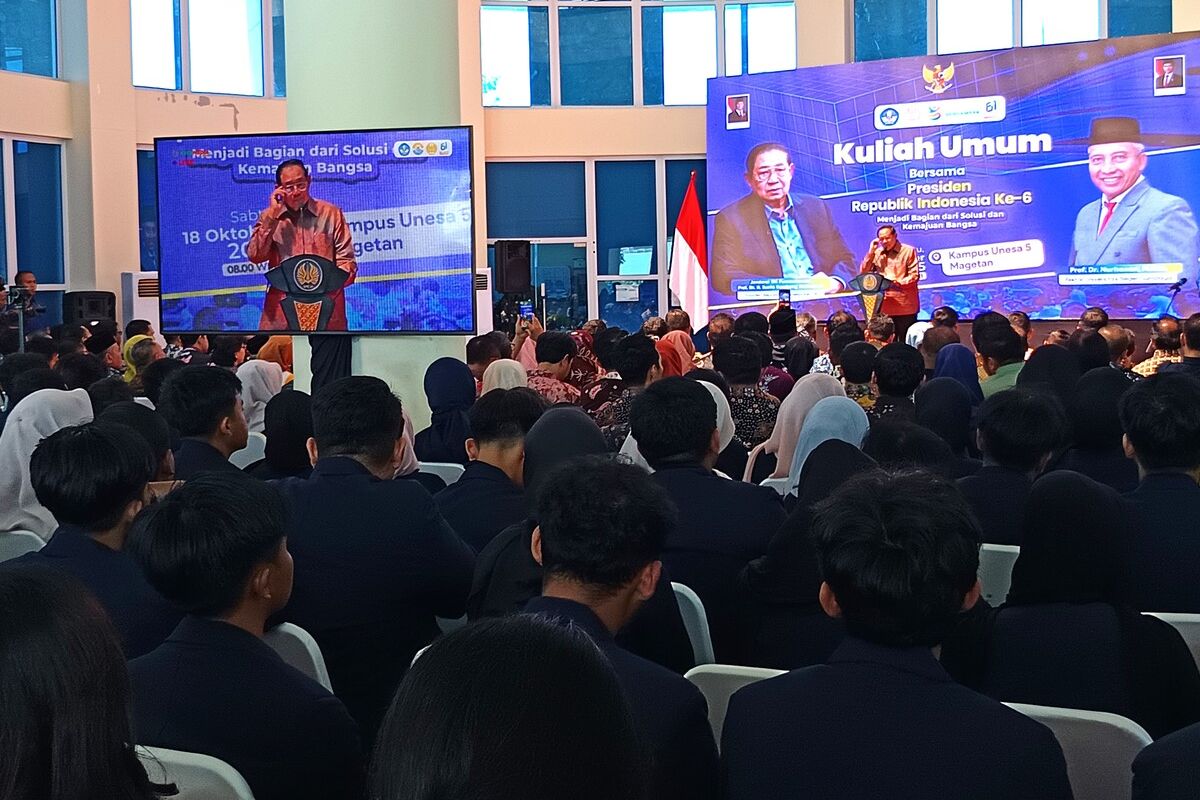 Presiden ke 6 Republik Indonesia, Susilo Bambang Yudhoyono mengajak mahasiswa Universitas Negeri Surabaya (Unesa) dan masyarakat luas untuk berperan aktif dalam membangun bangsa menuju Indonesia Emas 2045 saat memberikan kuliah umum di Kampus Unesa 5 Kabupaten Magetan, Sabtu (18/10/2025). 