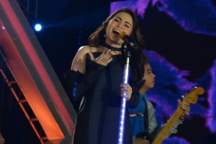 Momo tampil bersama band Geisha pada acara Gempita 2017 di Pantai Carnaval Ancol, Jakarta Utara, Sabtu (31/12/2016).