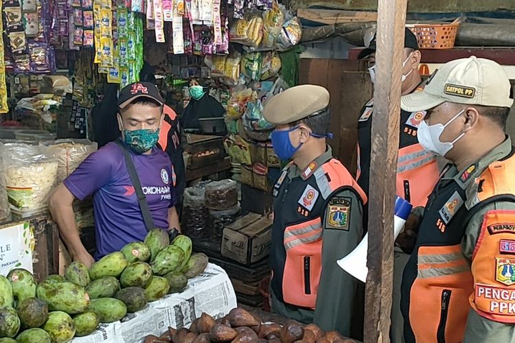 Satpol PP Jakarta Pusat sedang menjalankan kegiatan penerbitan razia masker di Pasar Rawasari Cempaka Putih Jakarta Pusat, Selasa (11/1/2022)