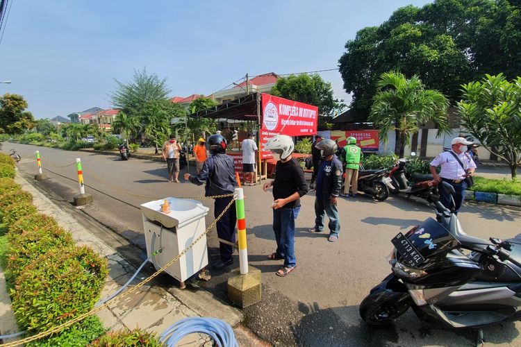 Warga kompleks perumahan Villa Galaxy membatasi keluar masuk orang pada hari pertama penerapan PSBB di Kota Bekasi (15/4/2020). 