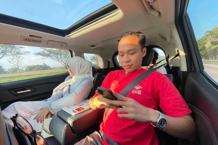 Begini posisinya saat duduk di bangku baris kedua Mitsubishi Destinator
