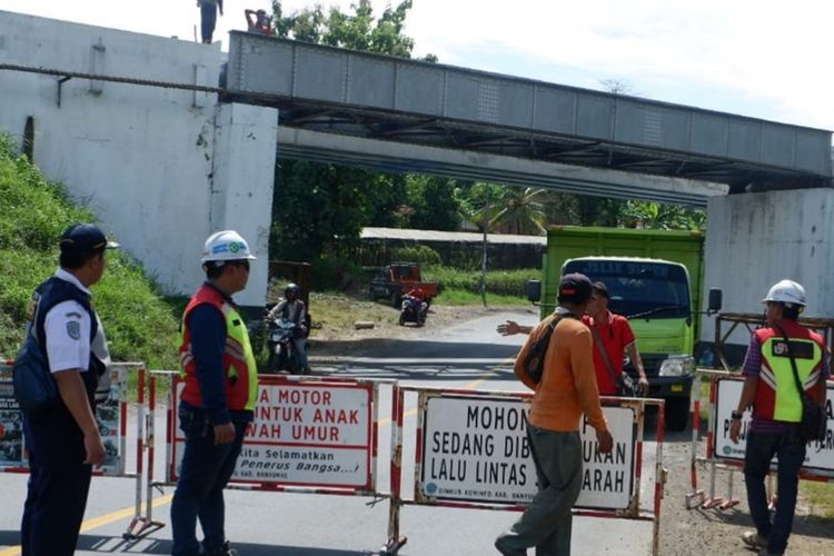 Ruas jalan Sumpiuh-Tambak, Kabupaten Banyumas, Jawa Tengah, ditutup karena ada pekerjaan jembatan rel ganda, Mei lalu.