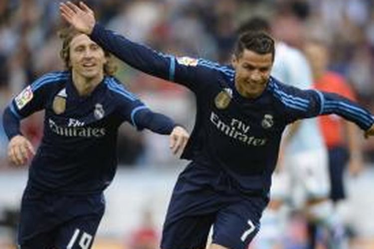 Penyerang Real Madrid Cristiano Ronaldo (kanan) melakukan selebrasi bersama rekannya asal Kroasia, Luka Modric, setelah mencetak gol ke gawang Celta Vigo pada pertandingan La Liga di Balaidos stadium, Vigo, Sabtu (24/10/2015).