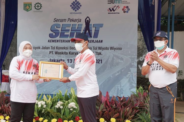 PT Waskita Karya (Persero) Tbk mendapatkan penghargaan dari Kementerian Ketenagakerjaan untuk kategori Kecelakaan Nihil di Tol Japek Selatan Paket III Induk dan Tol Becakayu.