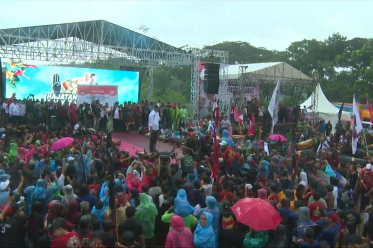 Calon presiden nomoe urut 3 Ganjar Pranowo hujan-hujanan bersama para pendukungnya saat menghadiri acara kampanye akbar di Lapangan Ken Arok, Malang, Selasa (30/1/2024) sore.
