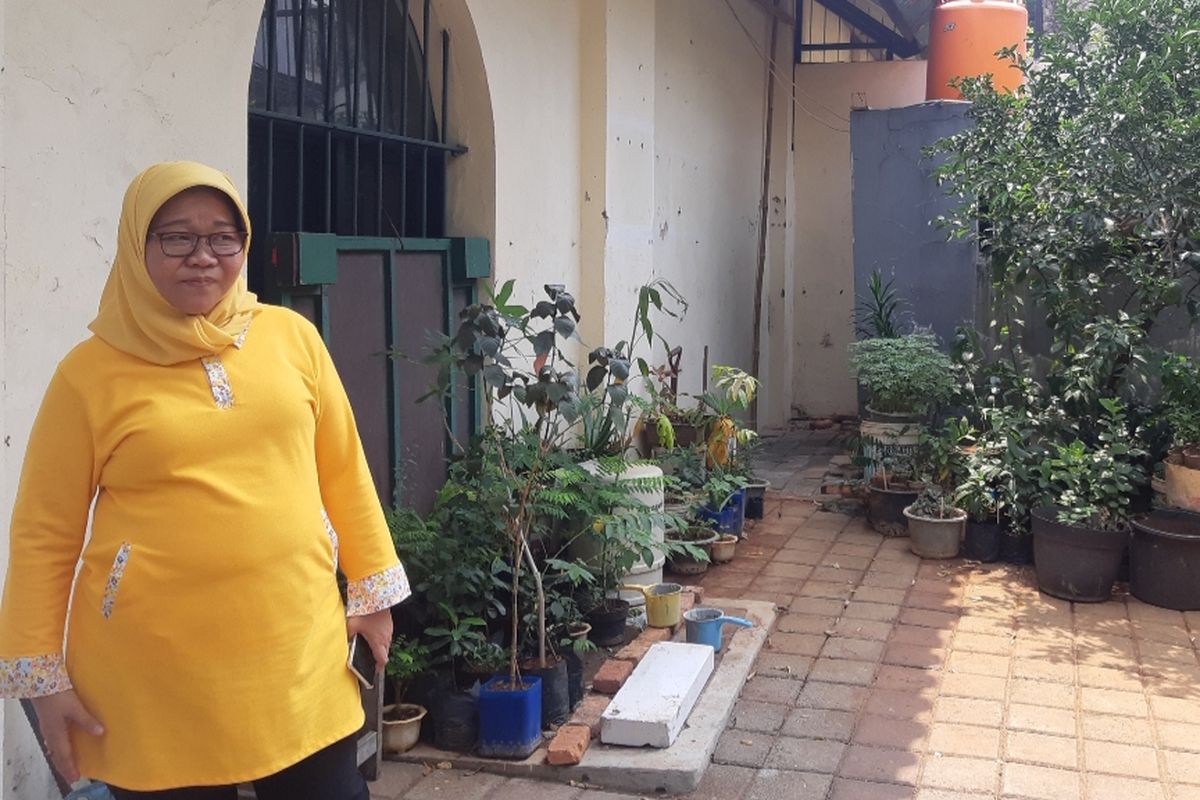 Kepala Pusat Pengembangan Kompetensi Guru dan Kejuruan (P2KPTK2) Jakarta Barat Badariah saat meninjau pintu kecil yang menghubungkan SMKN 35 Jakarta dan bangunan Diklat pada Jumat (1/11/2019) 