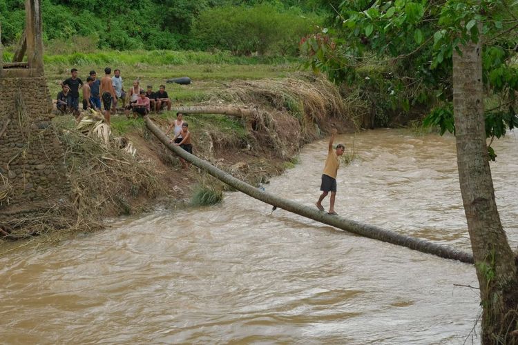 2 Hari Terisolasi, Warga Tanah Datar Bangun Jembatan dari Batang Kelapa