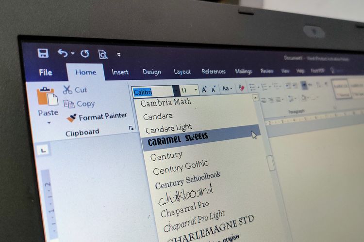 Bila sudah terinstal di sistem, pengguna bisa langsung menggunakan font di Microsoft Word dan program lainnya.