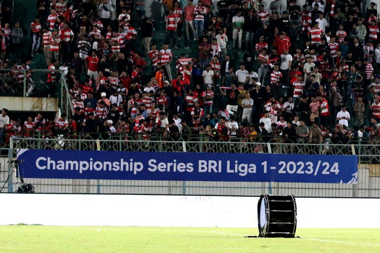 Bass drum milik suporter Madura United usai menyaksikan laga melawan Borneo FC saat laga leg pertama babak Championship Series Liga 1 2023-2024 yang berakhir dengan skor 1-0 di Stadion Gelora Bangkalan, Rabu (15/5/2024) malam.