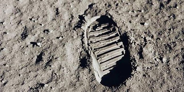 Jejak kaki astronot Neil Armstrong dan tim di Bulan pada misi Apollo 11.