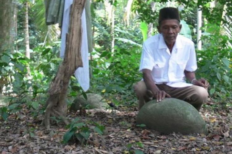 Seorang warga menyentuh batu nisan Makam Raja Jeumpa. 