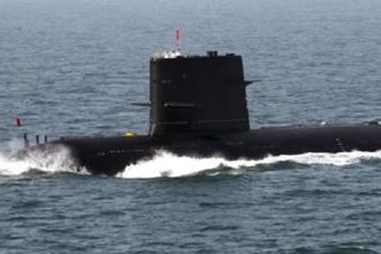 Angkatan Laut China berdiri di atas kapal selam saat latihan militer bersama China-Rusia di Laut Kuning
