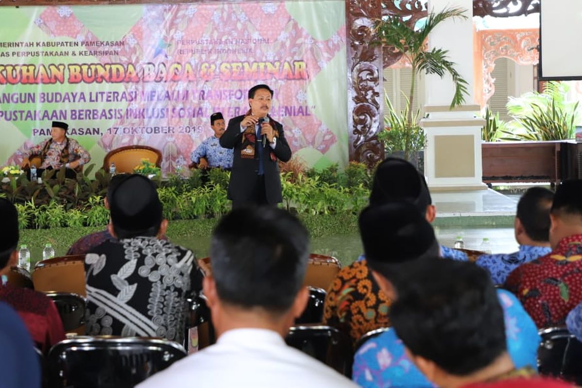 Kepala Perpusnas Muhammad Syarif Bando menjadi narasumber Seminar Budaya Literasi Melalui Transformasi Layanan Perpustakan Berbasis Inklusi Sosial di Kabupaten Pamekasan, Kamis, (17/10/2019).