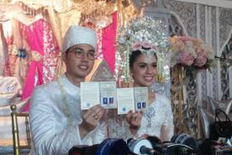 Rizna Niyctagina atau Nycta Gina dan Rizky Triyantono atau Rizky Kinos menikah di Gedung Arsip Nasional, Jakarta Barat, Minggu (2/8/2015).