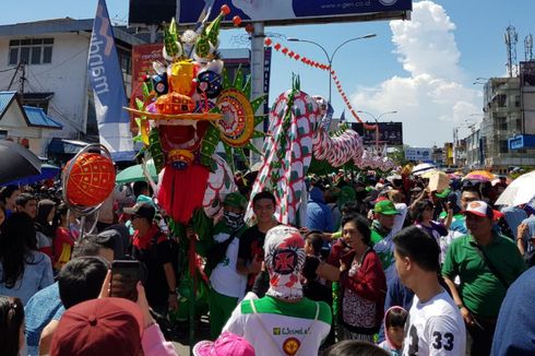 Saat Naga Sepanjang 118 Meter Menari di Bawah Terik Matahari Pontianak