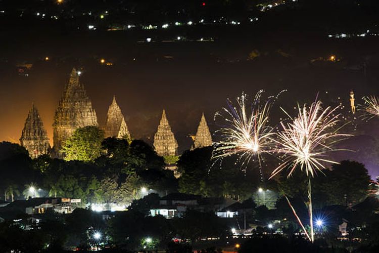 Candi Prambanan Bersanding dengan Kembang Api (Shutterstock)