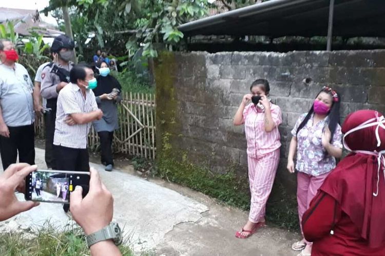 Bupati Banjarnegara, Jawa Tengah, Budhi Sarwono, melacak rekan-rekan pemandul lagu berstatus PDP yang meninggal dunia, Rabu (22/4/2020).