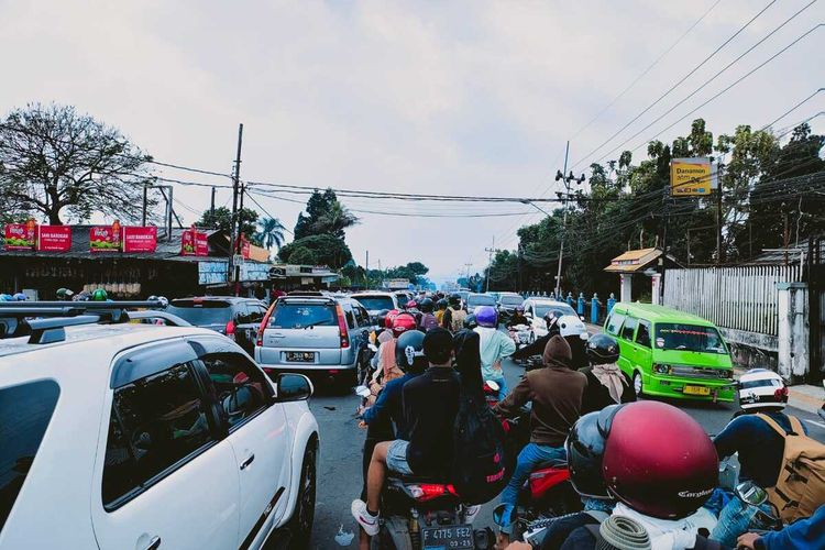 Sejumlah kendaraan terlihat maju perlahan saat melintasi jalur Puncak Bogor, Jawa Barat, Minggu (12/9/2021).