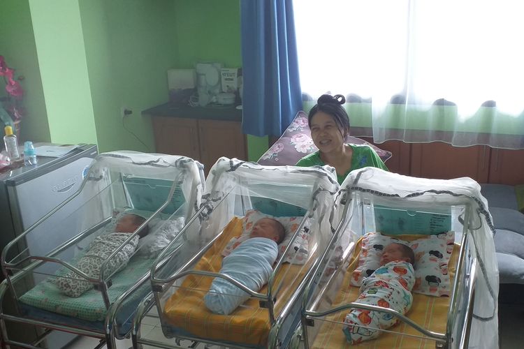 Yayu Afriani Rahayu bersama tiga bayinya yang lahir kembar tiga berada di ruang Anthurium Rumah Sakit PMC Pekanbaru, Kamis (11/4/2019). Ayu mendapatkan tiga bayi sekaligus setelah mengikuti program bayi tabung di Rumah Sakit PMC Pekanbaru PMC Pekanbaru, Riau. 