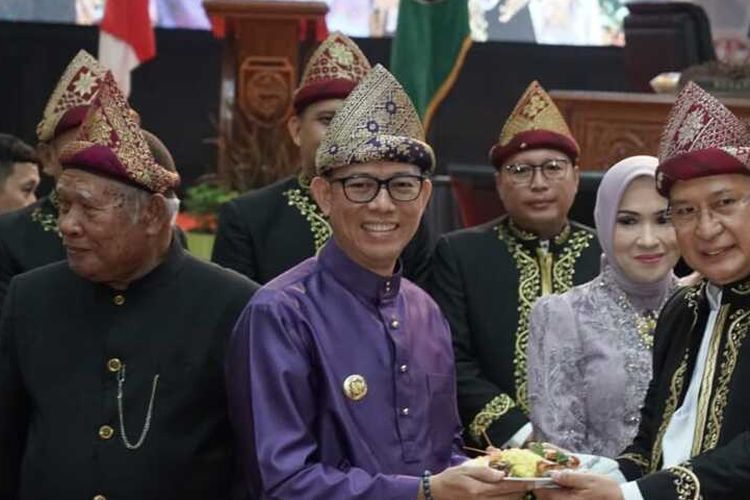 Kiri ke kanan, Pj Bupati OKU Teddy Meilwansyah bersama Pj Gubernur Sumsel Elen Setiadi saat merayakan hari jadi ke 114 tahun yang digelar dalam Rapat Paripurna ke 25 DPRD OKU di Gedung Kesenian Baturaja pada Senin (29/7/2024).